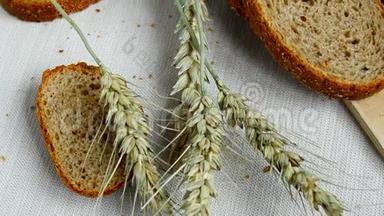 全麦面包用<strong>桌布</strong>切成薄片，耳朵紧贴，健康饮食，健康饮食